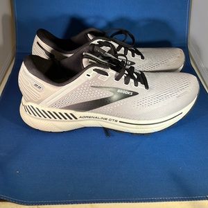 Brooks Adrenaline GTS 22 running shoes size 9 US men’s, worn only twice.